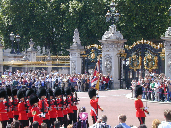 changing of guard buckingham palace